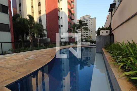 Apartamento à venda com 4 quartos, varanda e churrasqueira. — Área comum - Piscina