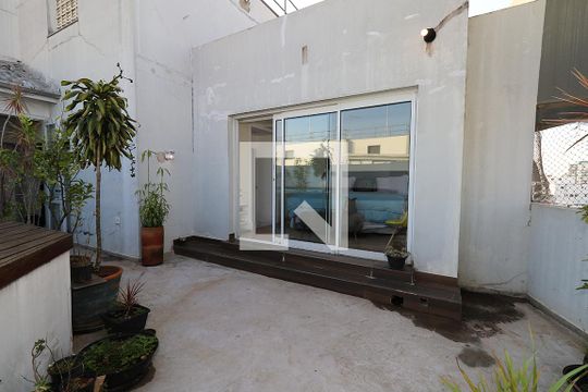 Apartamento à venda com 4 quartos, varanda e churrasqueira. — Terraço e Piscina