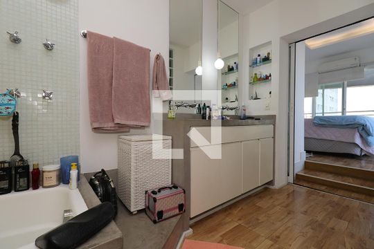 Apartamento à venda com 4 quartos, varanda e churrasqueira. — Banheiro da Suíte