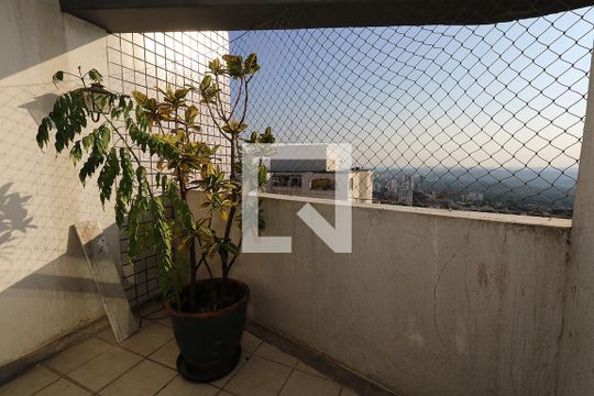 Apartamento à venda com 4 quartos, varanda e churrasqueira. — Varanda da Sala