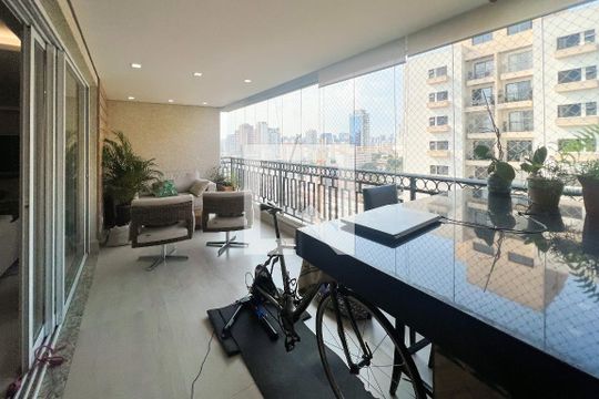 Compra apartamento com 3 quartos na Vila Olímpia. Disponível para compra ou venda. — Varanda