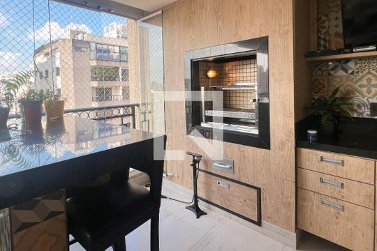 Compra apartamento com 3 quartos na Vila Olímpia. Disponível para compra ou venda. — Varanda