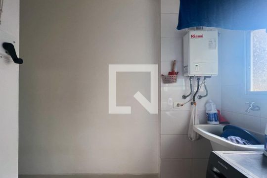 Compra apartamento com 3 quartos na Vila Olímpia. Disponível para compra ou venda. — Área de Serviço
