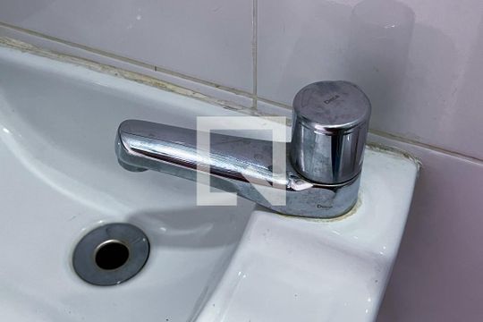 Compra apartamento com 3 quartos na Vila Olímpia. Disponível para compra ou venda. — Banheiro de Serviço