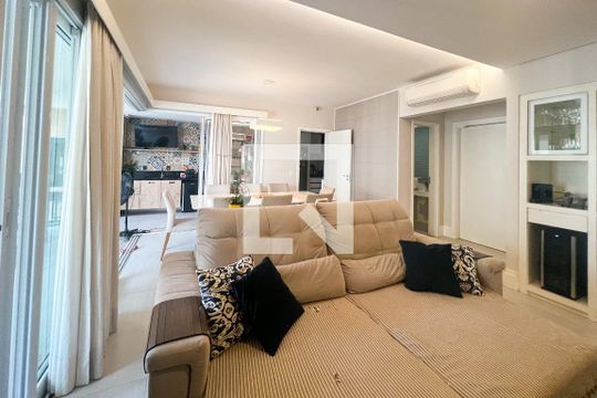 Compra apartamento com 3 quartos na Vila Olímpia. Disponível para compra ou venda. — Sala