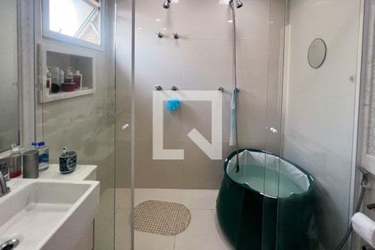 Compra apartamento com 3 quartos na Vila Olímpia. Disponível para compra ou venda. — Banheiro da Suíte 3