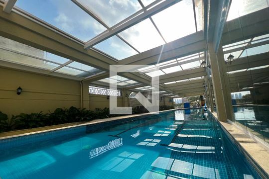 Compra apartamento com 3 quartos na Vila Olímpia. Disponível para compra ou venda. — Piscina Coberta