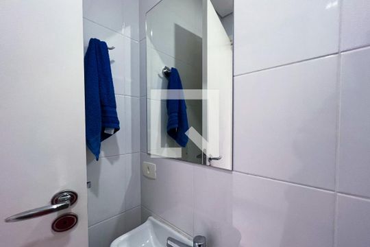 Compra apartamento com 3 quartos na Vila Olímpia. Disponível para compra ou venda. — Banheiro de Serviço