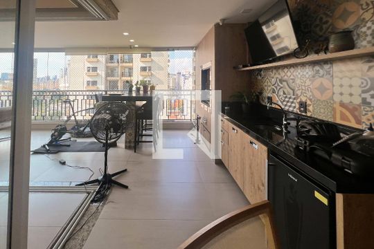 Compra apartamento com 3 quartos na Vila Olímpia. Disponível para compra ou venda. — Varanda