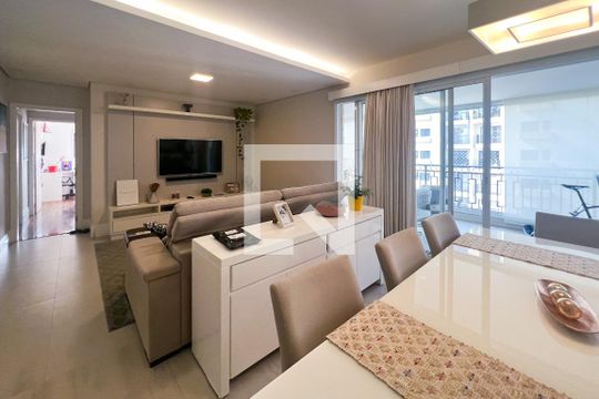 Compra apartamento com 3 quartos na Vila Olímpia. Disponível para compra ou venda. — Sala