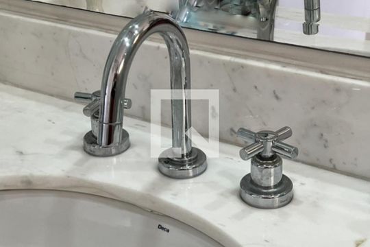 Compra apartamento com 3 quartos na Vila Olímpia. Disponível para compra ou venda. — Banheiro da Suíte 2
