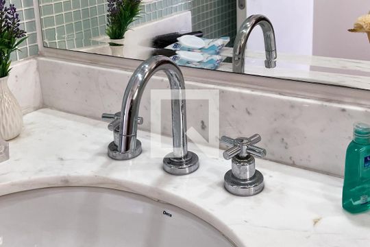 Compra apartamento com 3 quartos na Vila Olímpia. Disponível para compra ou venda. — Banheiro da Suíte 1