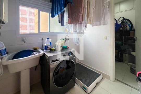 Compra apartamento com 3 quartos na Vila Olímpia. Disponível para compra ou venda. — Área de Serviço
