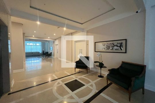 Compra apartamento com 3 quartos na Vila Olímpia. Disponível para compra ou venda. — Hall