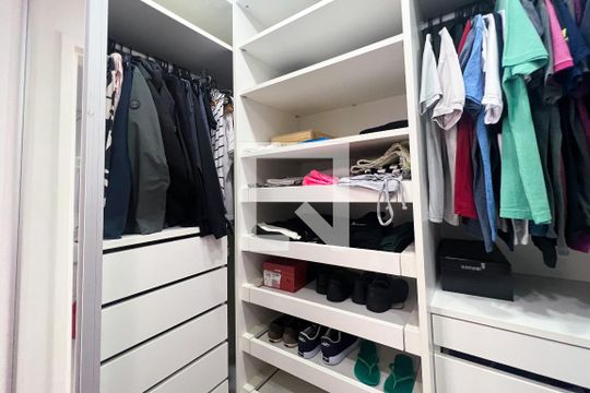 Compra apartamento com 3 quartos na Vila Olímpia. Disponível para compra ou venda. — Suíte 3