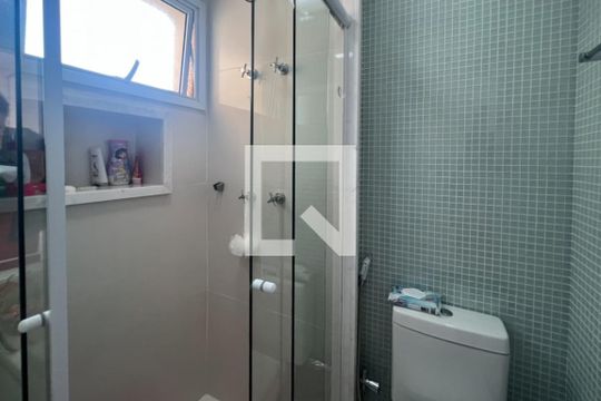 Compra apartamento com 3 quartos na Vila Olímpia. Disponível para compra ou venda. — Banheiro da Suíte 2