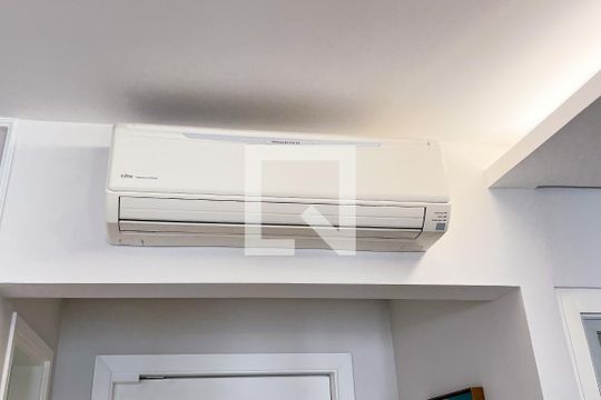 Compra apartamento com 3 quartos na Vila Olímpia. Disponível para compra ou venda. — Sala