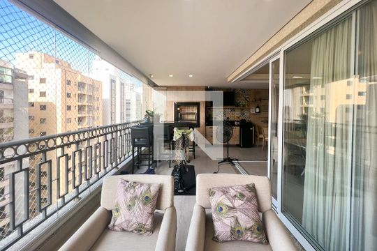 Compra apartamento com 3 quartos na Vila Olímpia. Disponível para compra ou venda. — Varanda