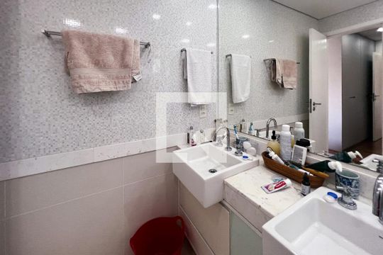 Compra apartamento com 3 quartos na Vila Olímpia. Disponível para compra ou venda. — Banheiro da Suíte 3