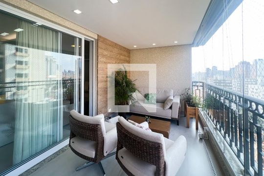 Compra apartamento com 3 quartos na Vila Olímpia. Disponível para compra ou venda. — Varanda