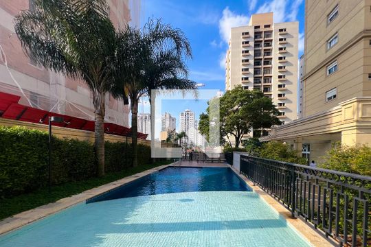 Compra apartamento com 3 quartos na Vila Olímpia. Disponível para compra ou venda. — Piscina