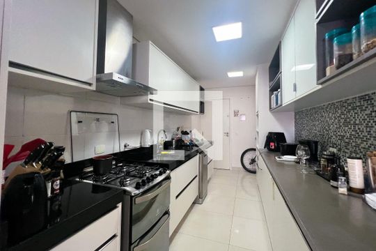 Compra apartamento com 3 quartos na Vila Olímpia. Disponível para compra ou venda. — Cozinha