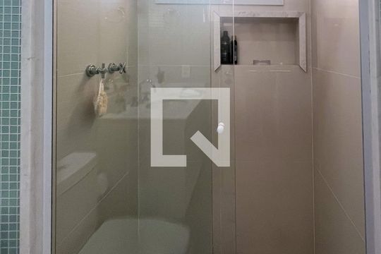 Compra apartamento com 3 quartos na Vila Olímpia. Disponível para compra ou venda. — Banheiro da Suíte 1