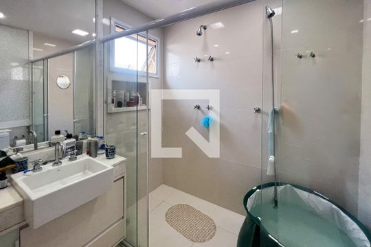 Compra apartamento com 3 quartos na Vila Olímpia. Disponível para compra ou venda. — Banheiro da Suíte 3