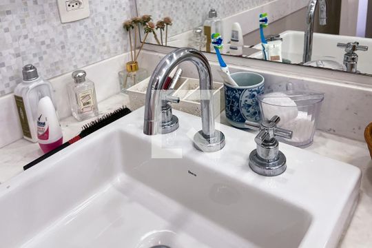 Compra apartamento com 3 quartos na Vila Olímpia. Disponível para compra ou venda. — Banheiro da Suíte 3