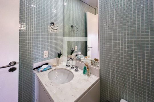 Compra apartamento com 3 quartos na Vila Olímpia. Disponível para compra ou venda. — Banheiro da Suíte 1