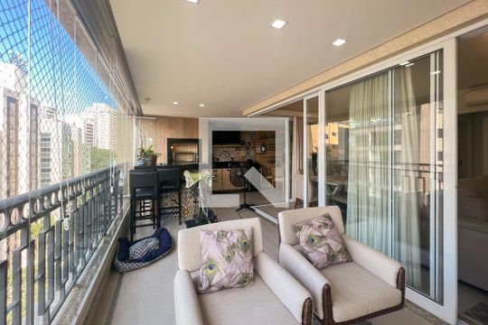 Compra apartamento com 3 quartos na Vila Olímpia. Disponível para compra ou venda. — Varanda