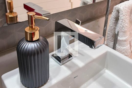 Compra apartamento com 3 quartos na Vila Olímpia. Disponível para compra ou venda. — Lavabo