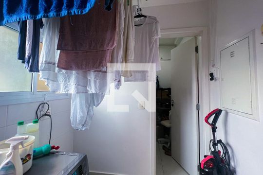 Compra apartamento com 3 quartos na Vila Olímpia. Disponível para compra ou venda. — Área de Serviço