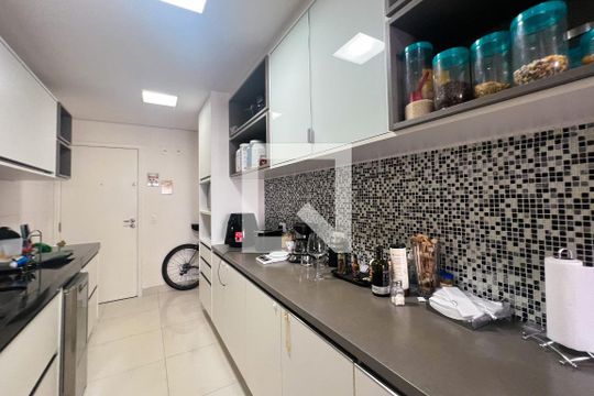 Compra apartamento com 3 quartos na Vila Olímpia. Disponível para compra ou venda. — Cozinha