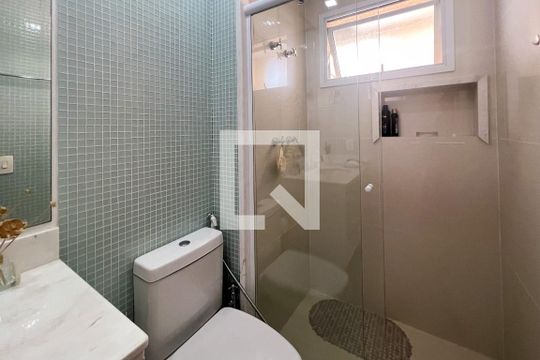 Compra apartamento com 3 quartos na Vila Olímpia. Disponível para compra ou venda. — Banheiro da Suíte 1