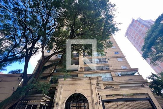 Compra apartamento com 3 quartos na Vila Olímpia. Disponível para compra ou venda. — Fachada