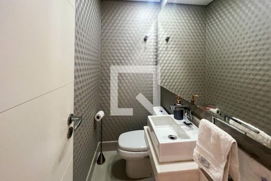 Compra apartamento com 3 quartos na Vila Olímpia. Disponível para compra ou venda. — Lavabo