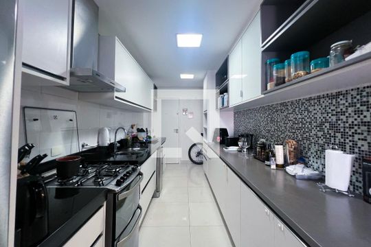 Compra apartamento com 3 quartos na Vila Olímpia. Disponível para compra ou venda. — Cozinha