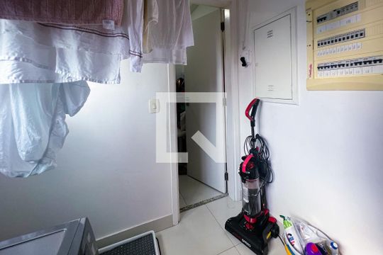Compra apartamento com 3 quartos na Vila Olímpia. Disponível para compra ou venda. — Área de Serviço