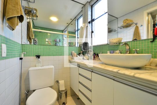 Apartamento à venda na Vila Clementino com 4 quartos, quintal, varanda e piscina no condomínio. — Banheiro da Suíte 2