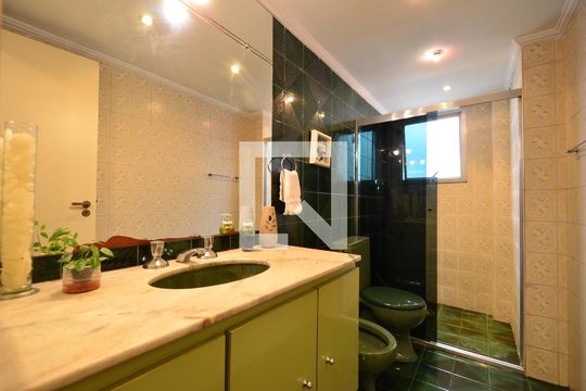 Apartamento à venda na Vila Clementino com 4 quartos, quintal, varanda e piscina no condomínio. — Banheiro Social