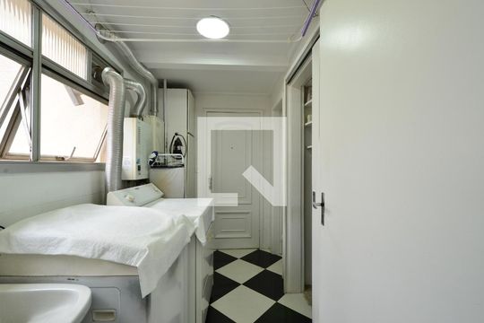 Apartamento à venda na Vila Clementino com 4 quartos, quintal, varanda e piscina no condomínio. — Área de Serviço