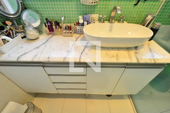 Apartamento à venda na Vila Clementino com 4 quartos, quintal, varanda e piscina no condomínio. — Banheiro da Suíte 2