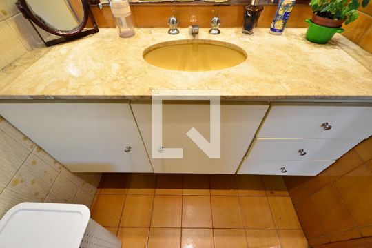 Apartamento à venda na Vila Clementino com 4 quartos, quintal, varanda e piscina no condomínio. — Banheiro da Suíte 1