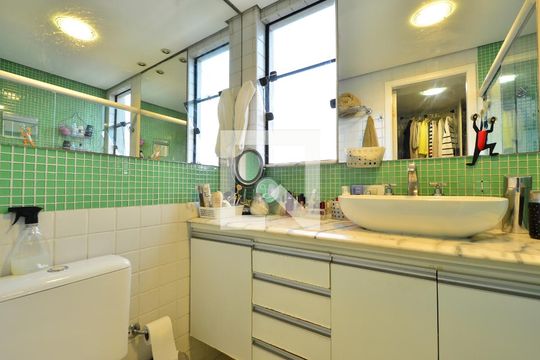 Apartamento à venda na Vila Clementino com 4 quartos, quintal, varanda e piscina no condomínio. — Banheiro da Suíte 2