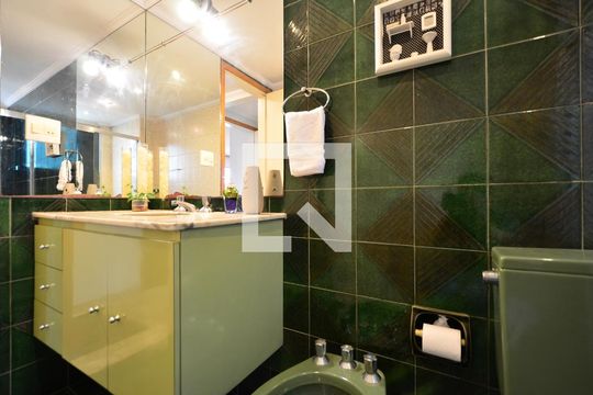 Apartamento à venda na Vila Clementino com 4 quartos, quintal, varanda e piscina no condomínio. — Banheiro Social