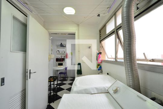 Apartamento à venda na Vila Clementino com 4 quartos, quintal, varanda e piscina no condomínio. — Área de Serviço