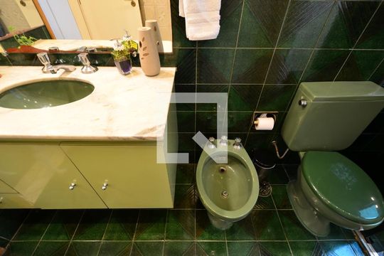Apartamento à venda na Vila Clementino com 4 quartos, quintal, varanda e piscina no condomínio. — Banheiro Social