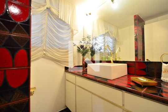 Apartamento à venda na Vila Clementino com 4 quartos, quintal, varanda e piscina no condomínio. — Lavabo