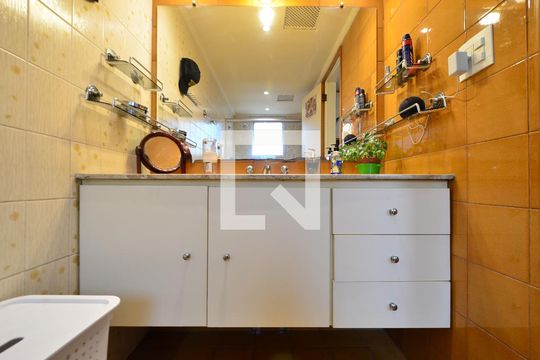 Apartamento à venda na Vila Clementino com 4 quartos, quintal, varanda e piscina no condomínio. — Banheiro da Suíte 1